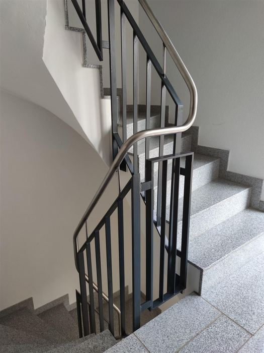 Treppengeländer mit Edelstahl-Handlauf im Treppenhaus