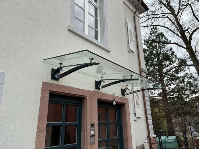 Glasvordach mit Stahlkonsolen am Hauseingang