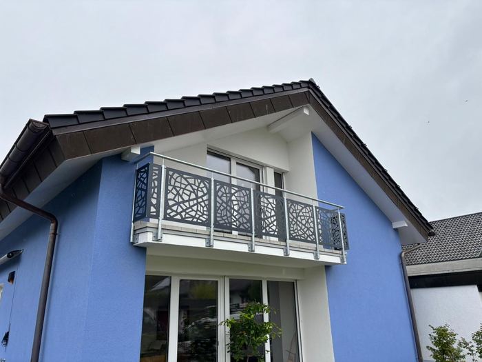 Ornamentales Balkongeländer an einem Einfamilienhaus