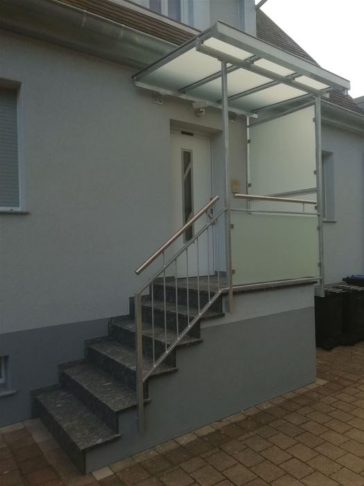 Außentreppe mit Edelstahlgeländer und Glas