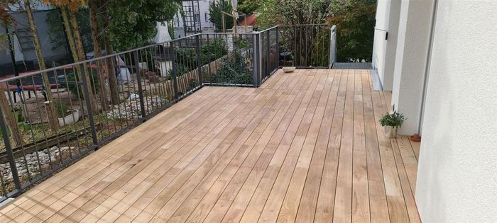 Terrasse mit Stahlgeländer